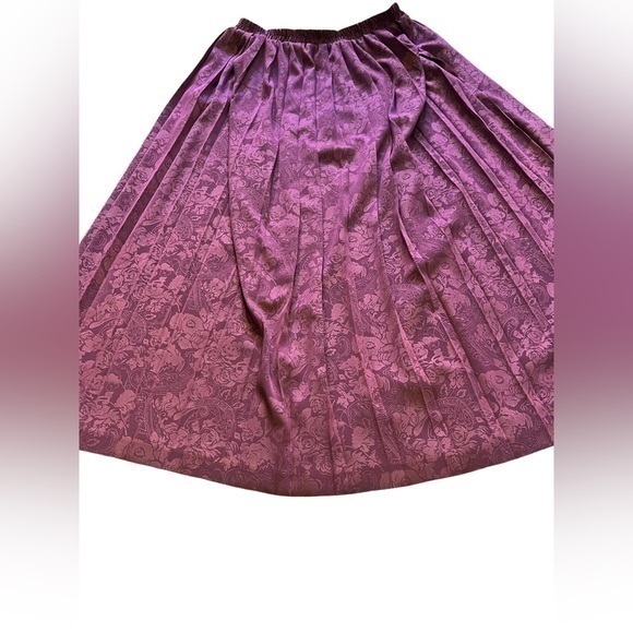 Lavender satin vintage accordion skirt (T21)Sz 8 see pics for measurements ☂️✨⭐️ - Picture 1 of 7